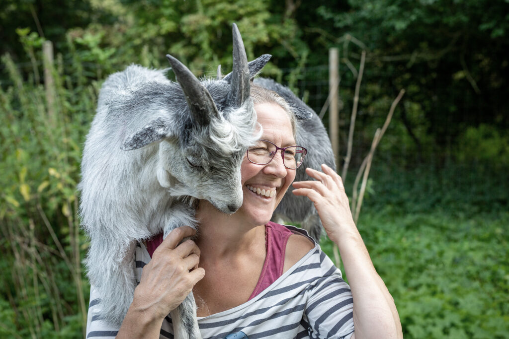 Naturterapeut, naturarbejder, shaman og healer Jeanne Jensen fra Naturlig Viis arbejder med shamanisme og har en ged om halsen og griner over hele hovedet