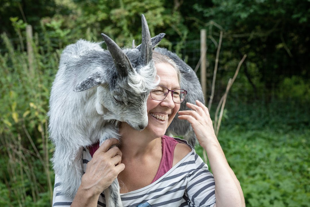 Naturterapeut, naturarbejder, shaman og healer Jeanne Jensen fra Naturlig Viis arbejder med shamanisme og har en ged om halsen og griner over hele hovedet